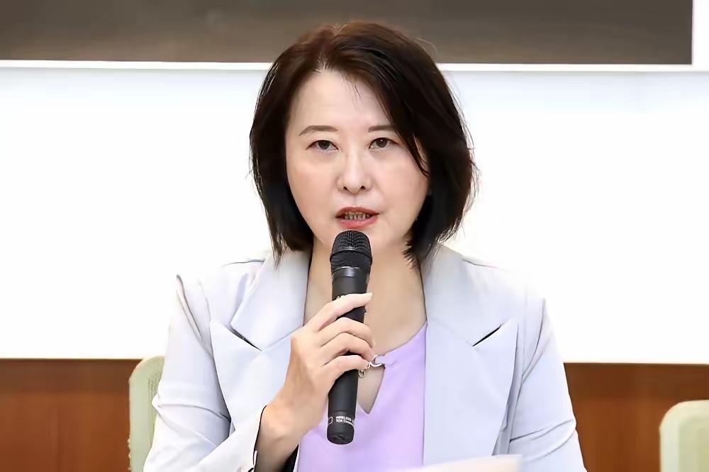 王鸿薇又开始作妖了，竟然点名国民党党主席郑丽文要好好想一想。日本右翼高市早苗