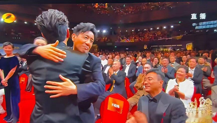果然微表情骗不了人的。你看在宣布最佳男演员为王仁君的时候，于和伟的表情还是很落寞
