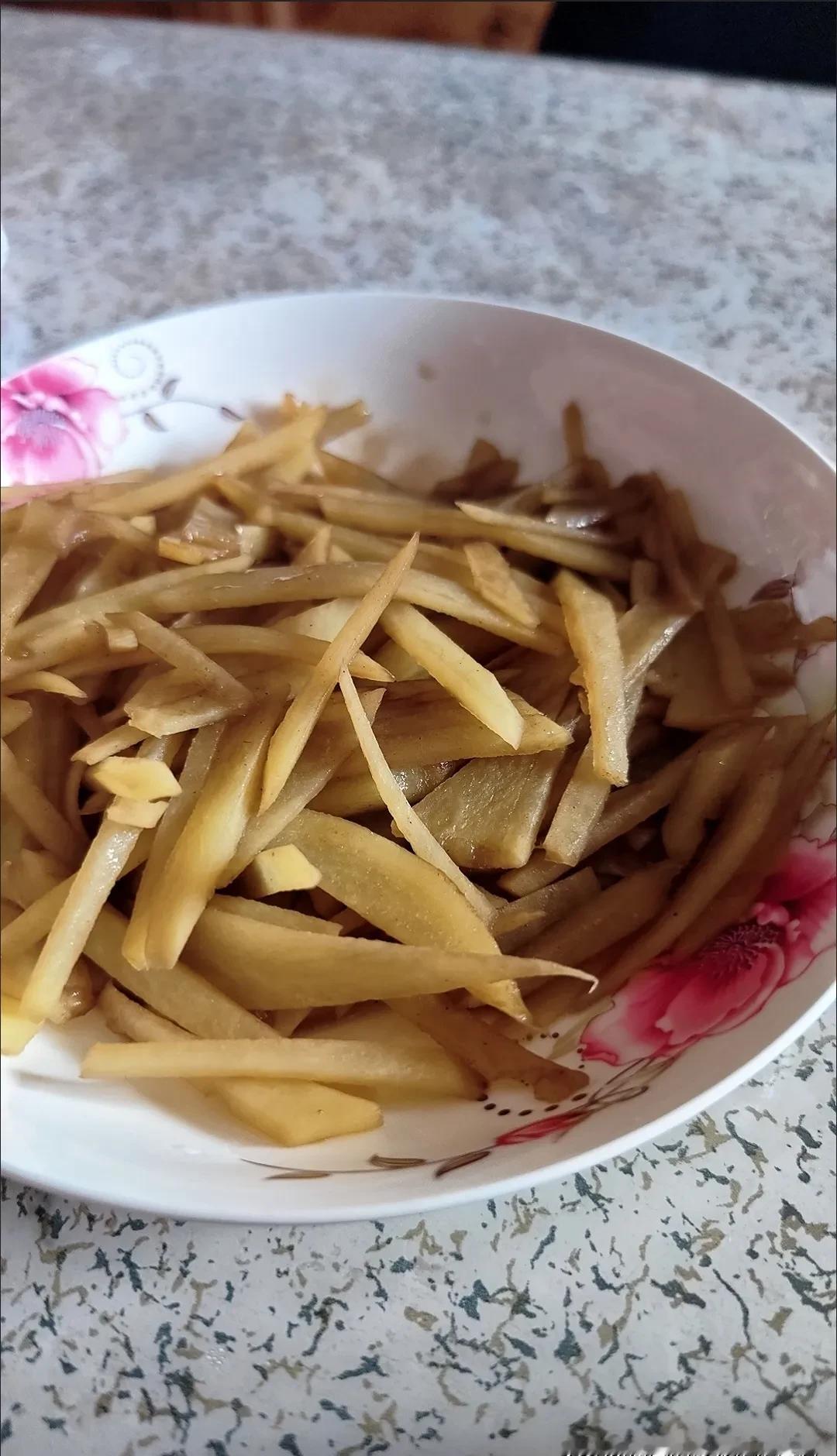 “妈，别放糖了！”我第100次喊，她第101次把冰糖扔进番茄炒蛋。72%的年轻