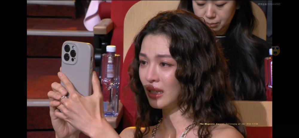大家发现没有宋佳获白玉兰，哭的最大声的不是刘亦菲，也不是闫妮，更不是杨紫