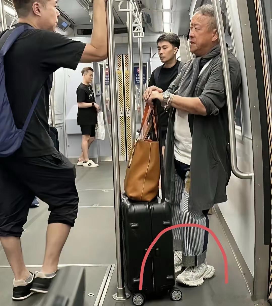 曾志伟这双鞋真的是我今年见过最好看的一双鞋。真的太时尚了，看着好舒服，大家知道是