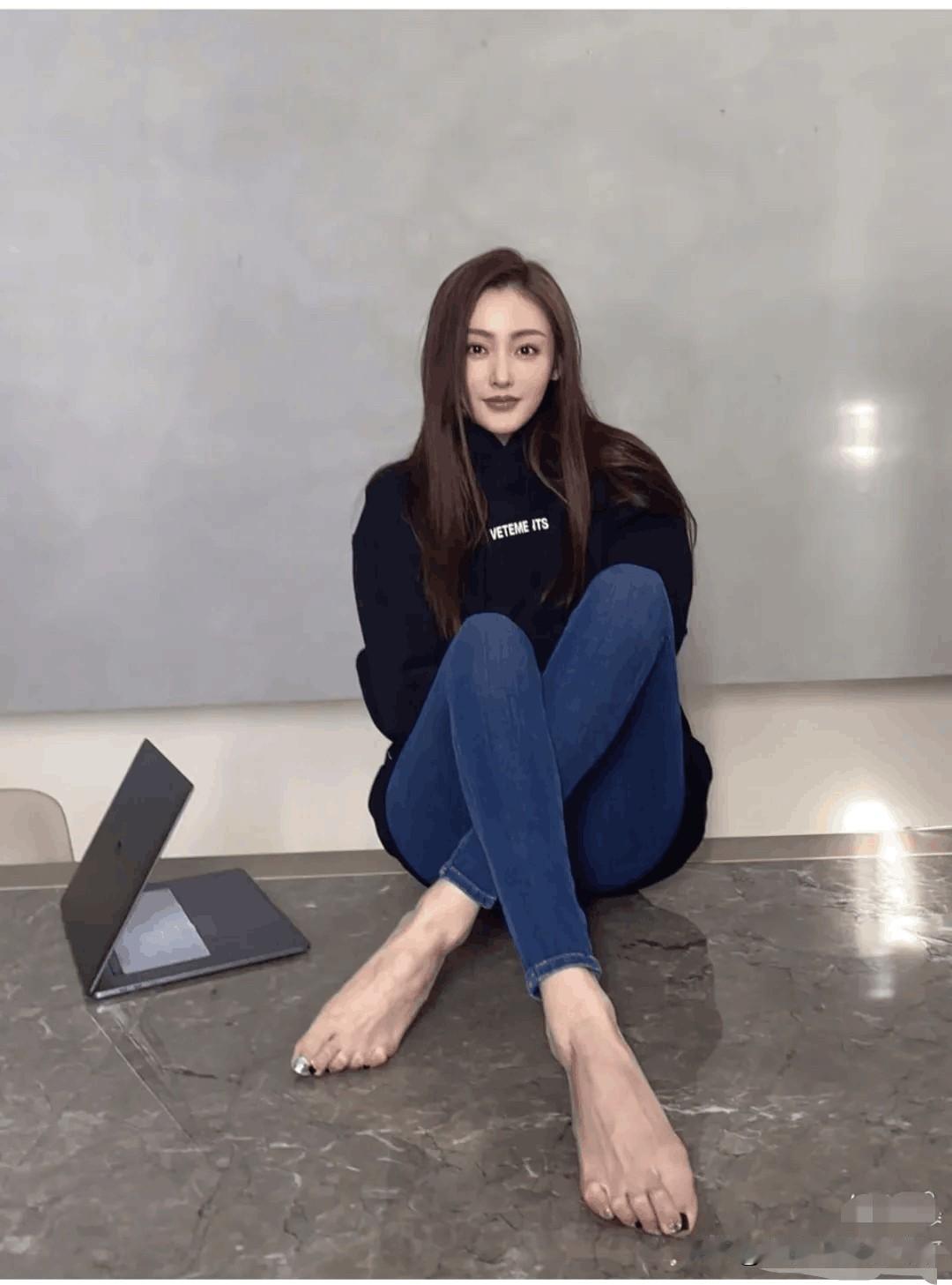 不看脚的话，她是一位颜值很高的美女，穿的很朴实，一件藏蓝色基础款卫衣，搭配百搭款