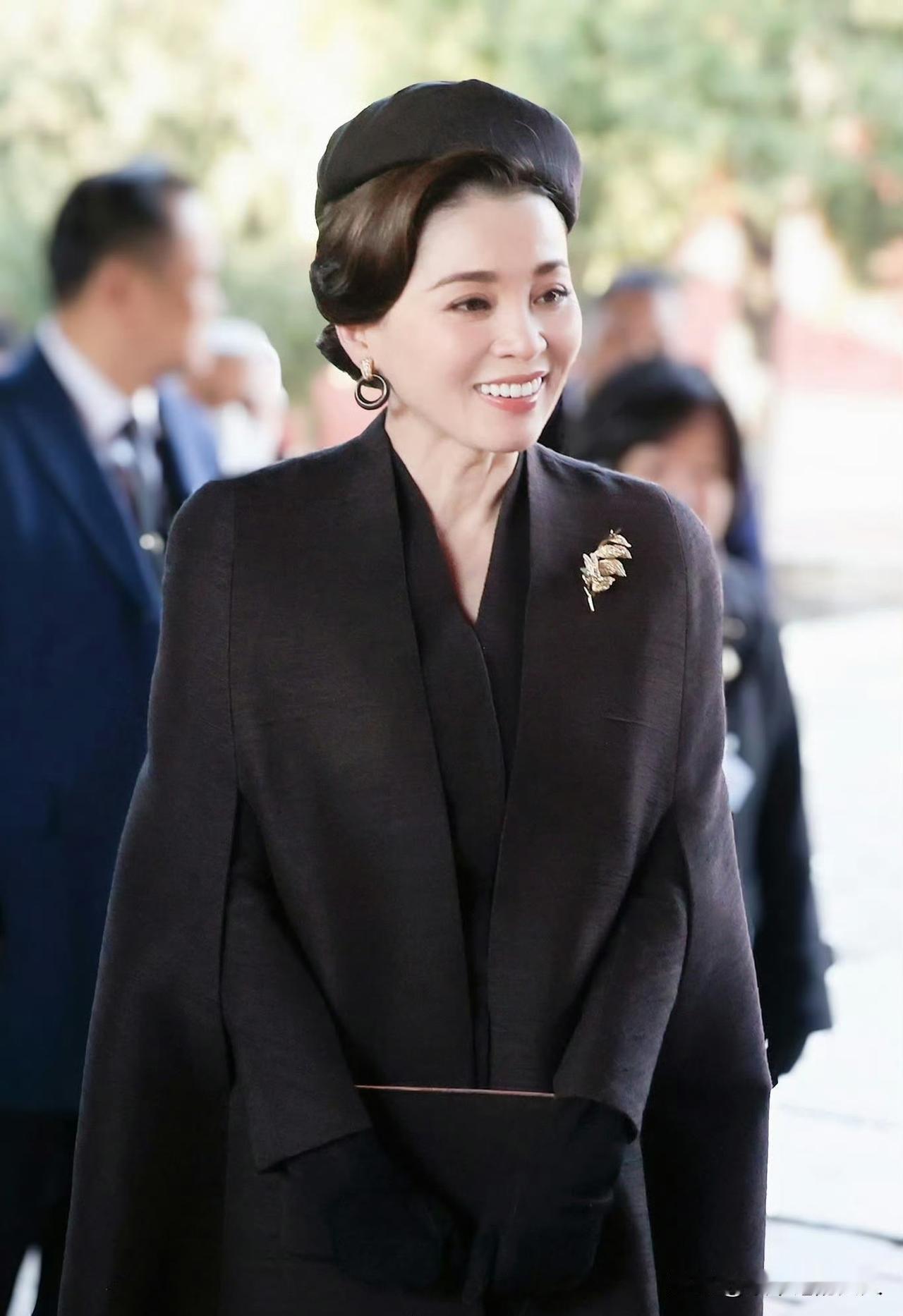 分享一组美丽的图片！泰国国王王后游览故宫！网友:真高兴！[捂脸哭]