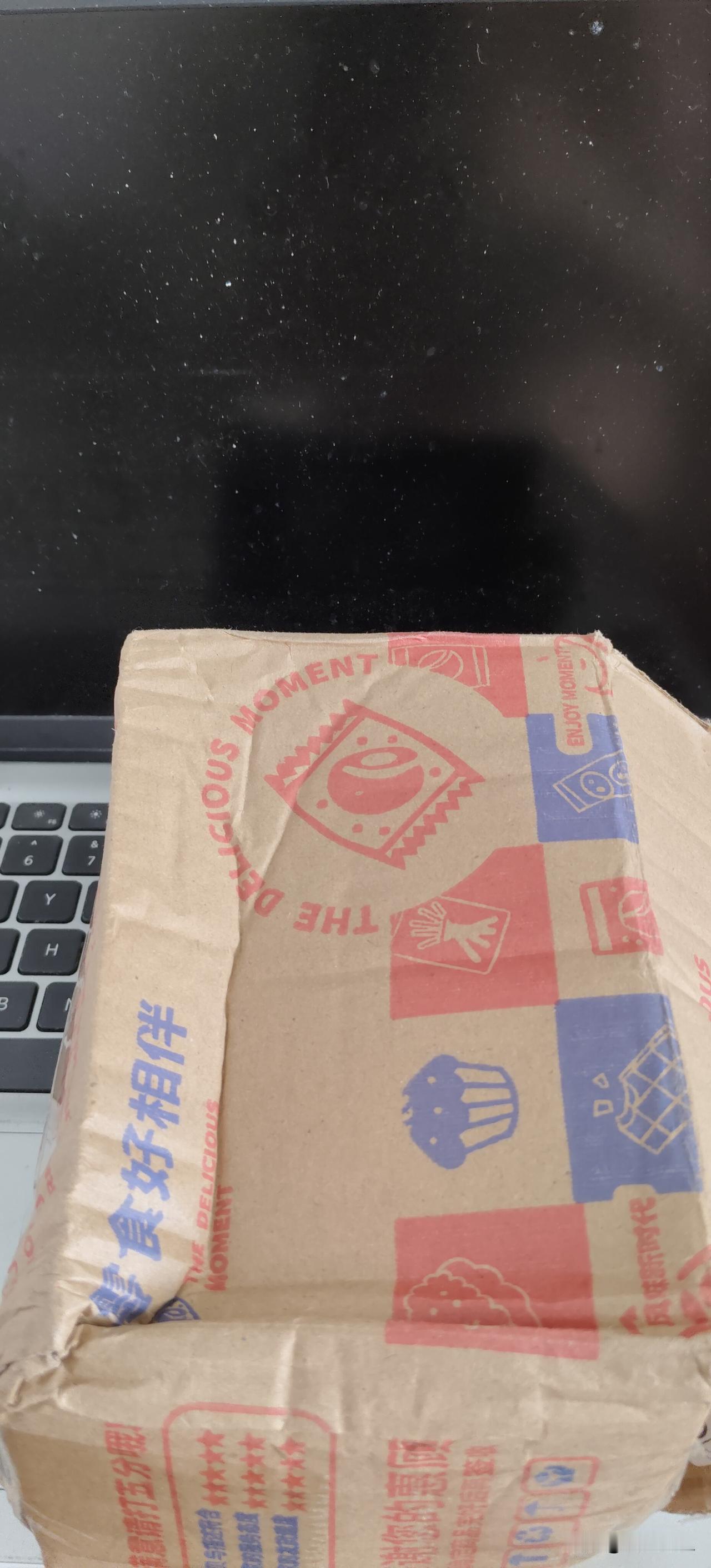 看到有视频售卖所谓的“军用压缩饼干”，说是一块可以顶一天。视频