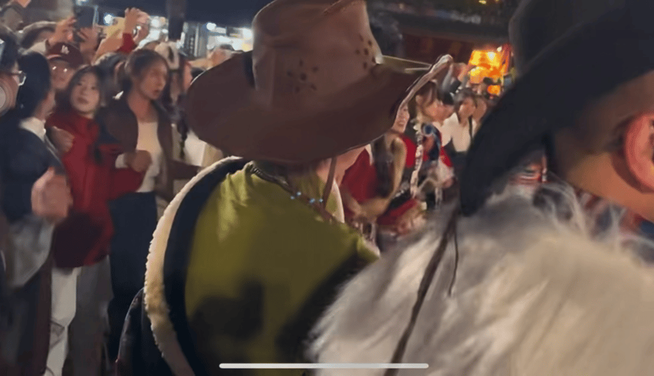 陈楚生王栎鑫跳舞还说悄悄话他俩这手真是握的紧紧的原以为弟弟粘人没想到大