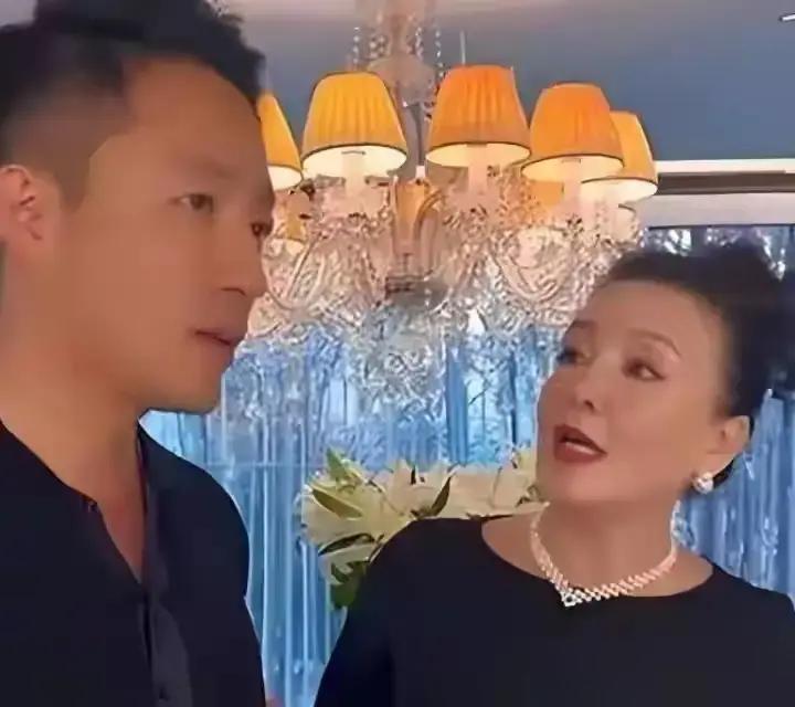 别再刷汪小菲心疼妈了，麻六记27亿流水背后，张兰一分钱股份都没捞着，全给了一个叫