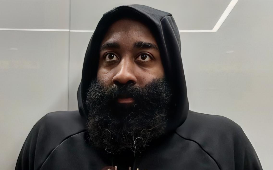 哈登：米球王，这打老鹰你打不打？有可能是季后赛首轮预演哦。米切尔：我、韦德、泰