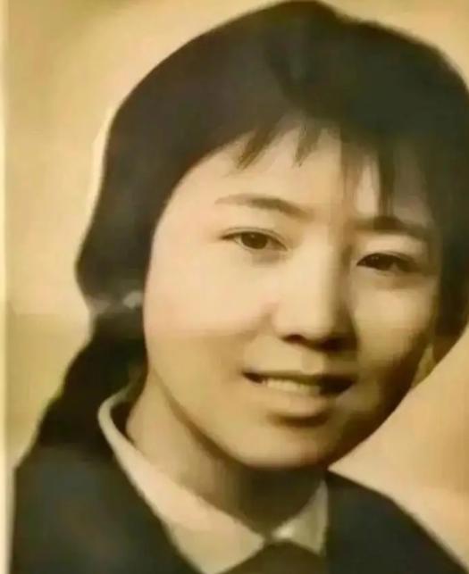 1972年，泥瓦匠张复生迎娶了女知青乔献华。新婚夜，他发现妻子的腰很粗，面对他的