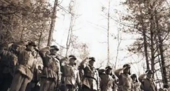 1951年夏，志司正在召开“第五次战役总结会”，彭老总突然指着第58师师长，喊：