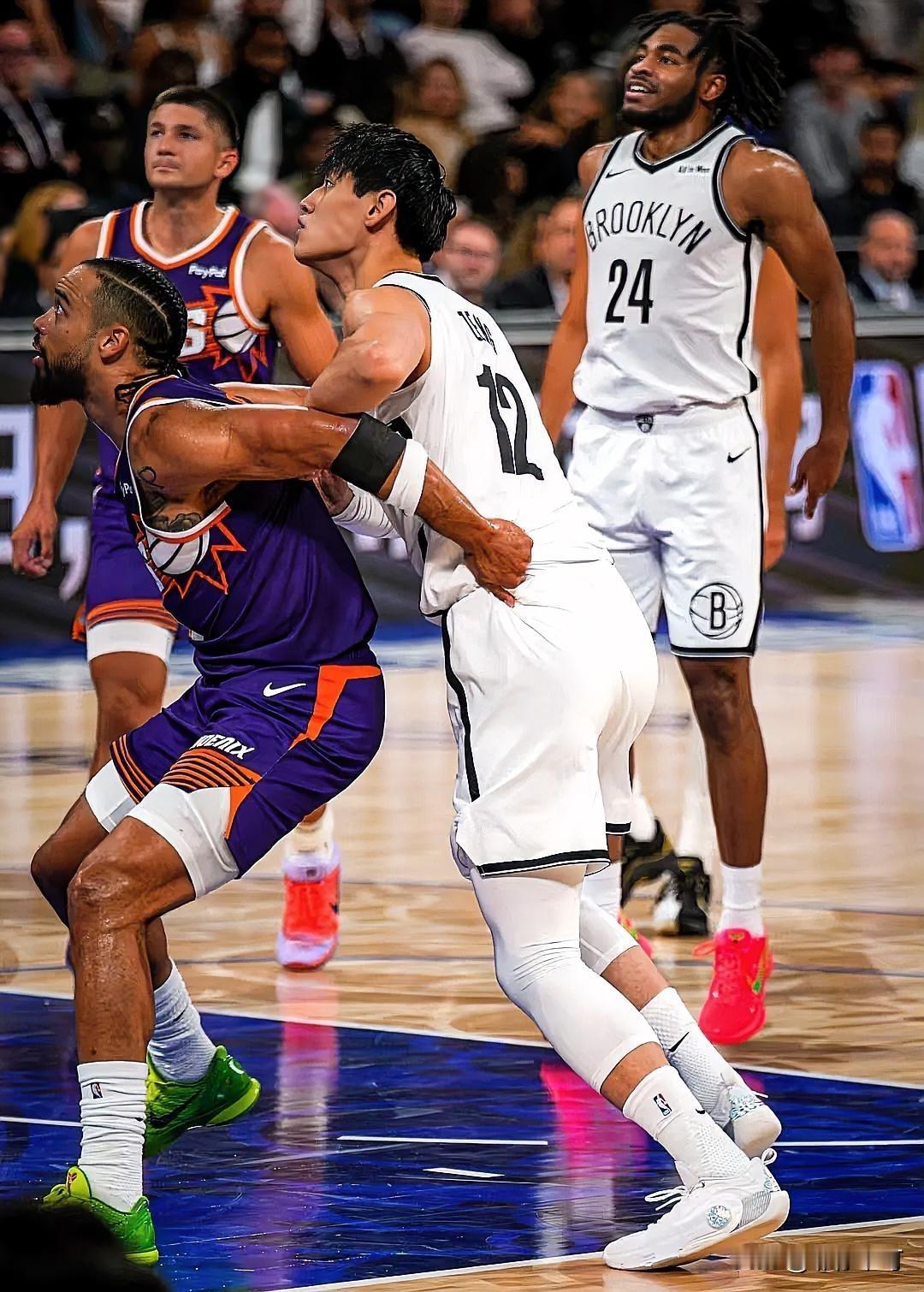 谁看了曾凡博的NBA首秀能不心疼，又能不佩服上场10分钟0出手0得分，进攻