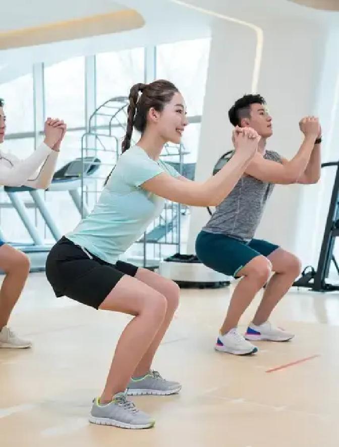 2025年健身房里，杠铃深蹲架前那群人最沉默，却最炸——他们扛着重量一次次蹲起，