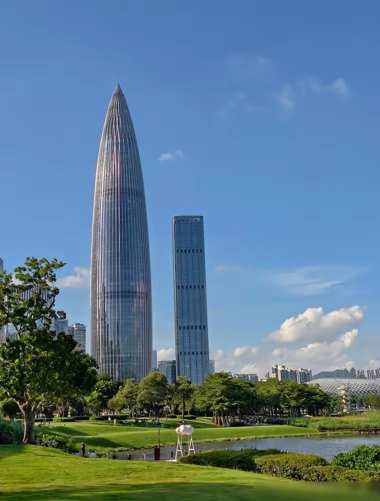 人口迁移大势已定。​我身边好几个在深圳熬了快十年的朋友，这大半年也陆续挪去了临