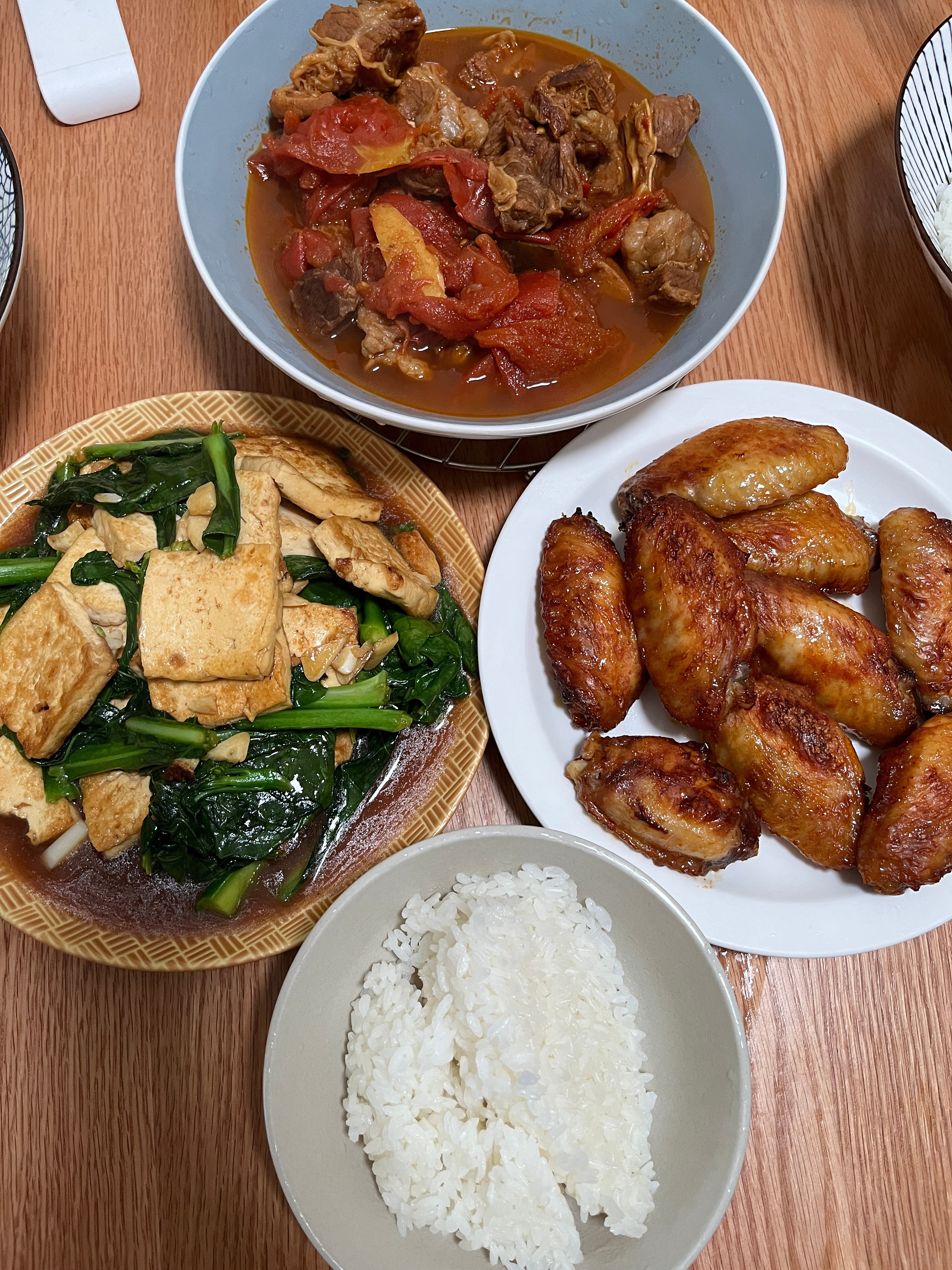早餐：娃吃馒头，因为他要赶公交啥都不肯吃。我吃糯米鸡+烧卖，鸡蛋没吃，水果没吃完