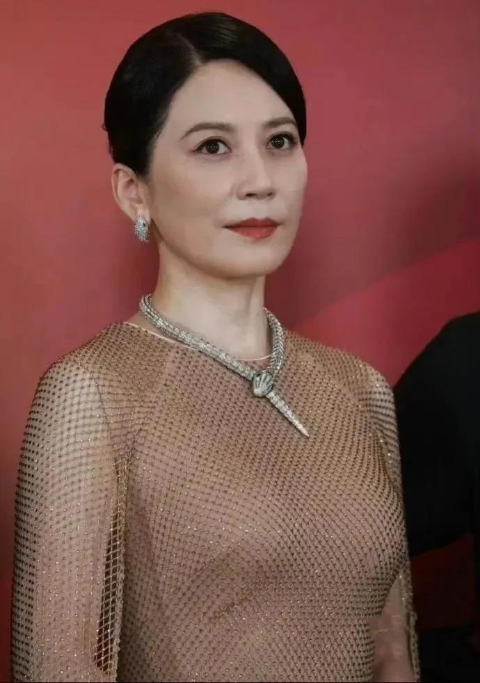 谁懂啊！俞飞鸿一出场直接压住全场裸金色网纱长裙，细碎闪钻，披肩设计氛围感拉满。