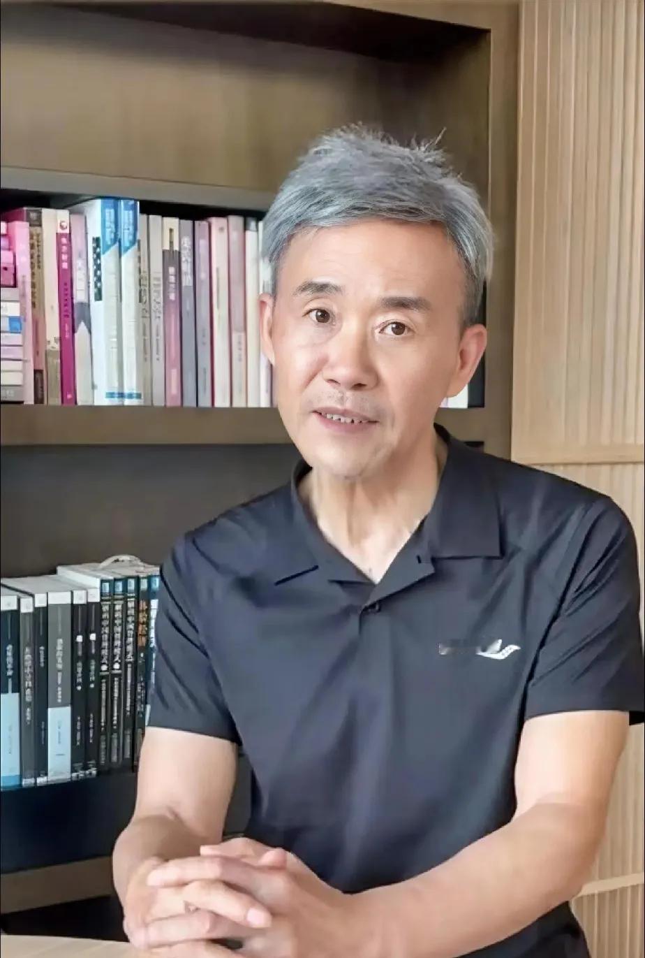 男人换个发型，就跟换了个人一样现在的他们看着可般配了，俊男靓女，气质也开始接