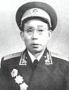 1936年，川西草地边上。李文清这红军团长，因为骑兵排没救下来，贺龙火了，当场下