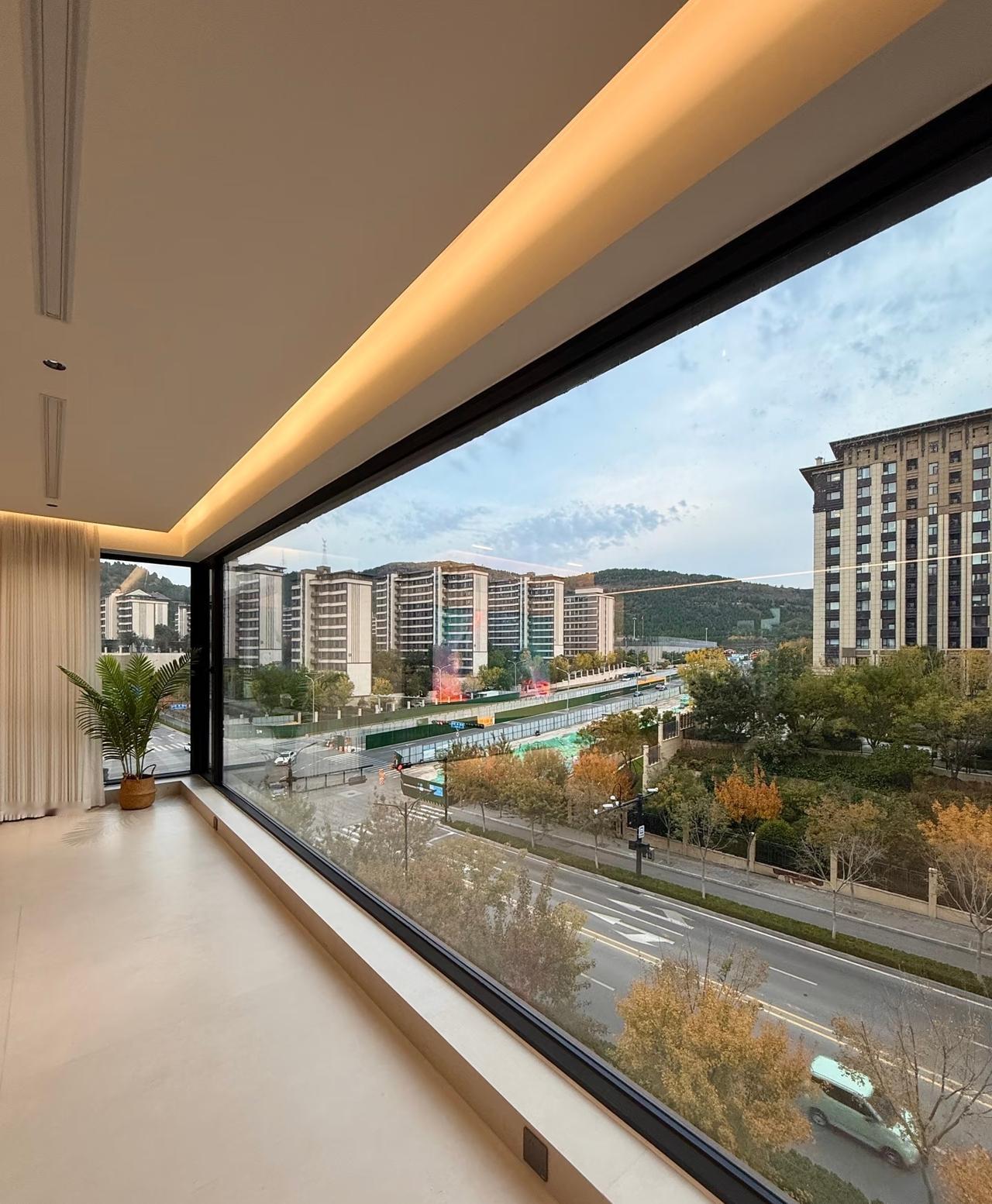 普通人返贫最直接的路子，就是拆迁平改分房子，三线城市房子确实不值钱，但如果