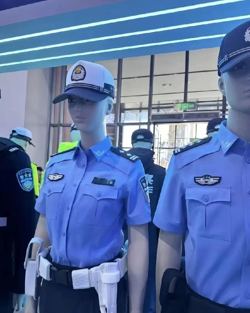 2025式警服列装刷屏：藏在细节里的才是最动人的安全感！当街头巷尾的藏蓝色身
