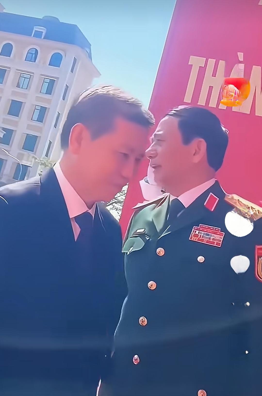 挺微妙的！潘文江和黎明智好像不怎么对付～～两人共同出席活动，潘文江走在前头，