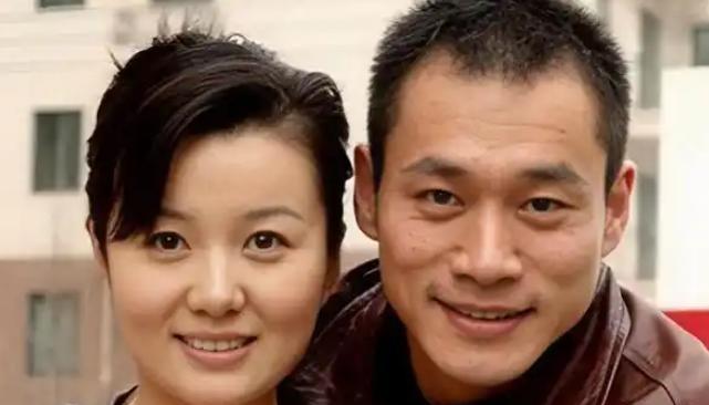 1998年，饰演“武松”的丁海峰爱上了“潘金莲”王思懿，丁海峰的妻子得知后竟然不
