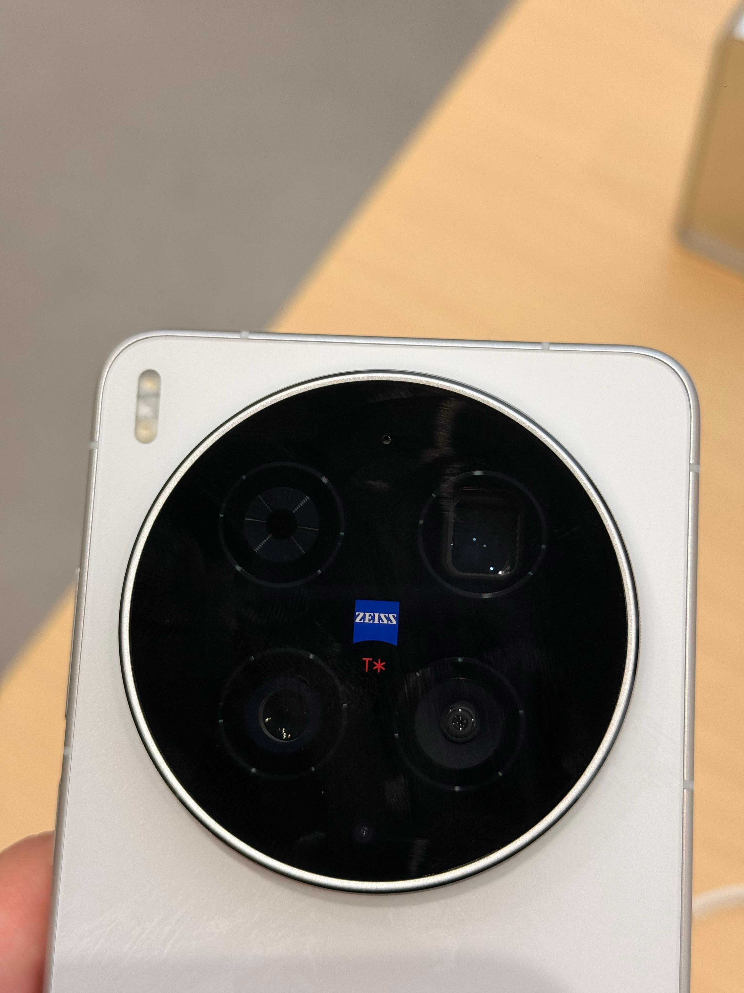 VIVOX300Ultra展示机来了整体设计与X200Ultra基本一致主打