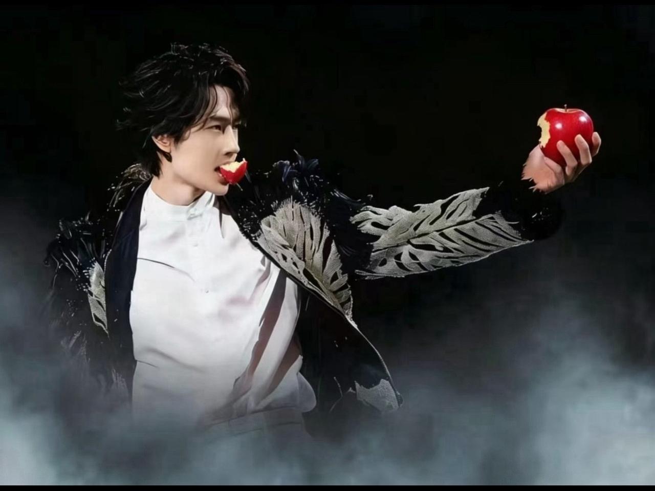 每次王一博宣新代言都好有趣啊，哈哈[呲牙笑]酷盖咬小苹果🍎都这么sexy。[
