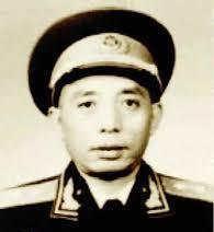 1976年初冬，兰州军区副司令乘坐绿皮火车，前往郑州出差。过了送餐时间，副司令