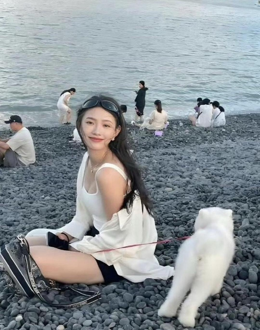 林允后面那男的没认出来这是明星吗？看都不看一眼