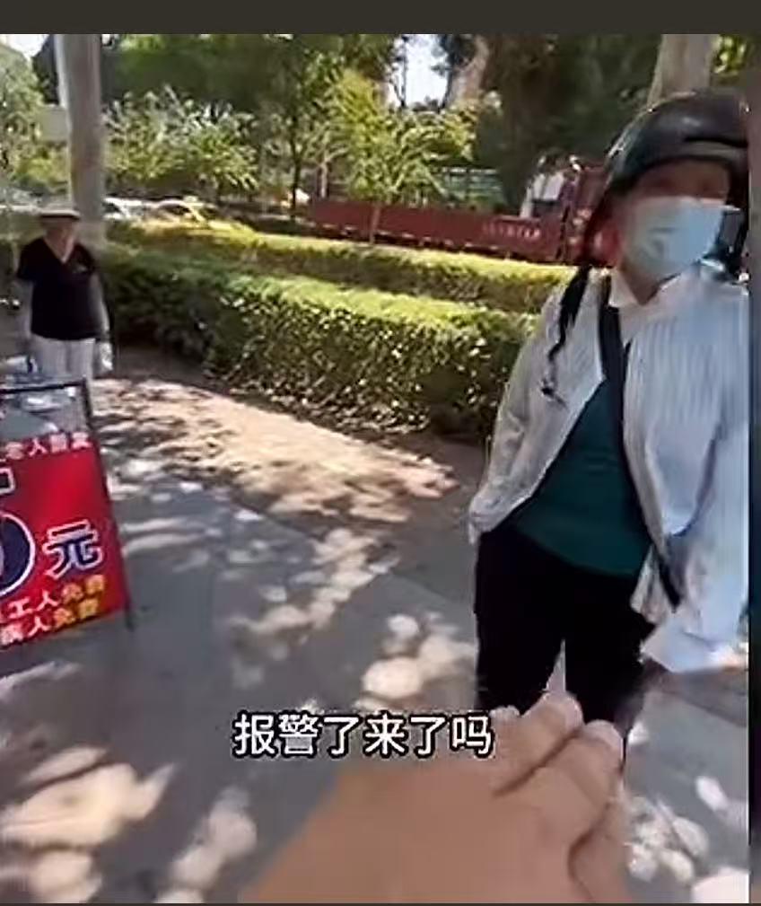🌞8月23日，江苏，妈妈花5元在路边给孩子理了个发，剪完却嫌弃老板剪