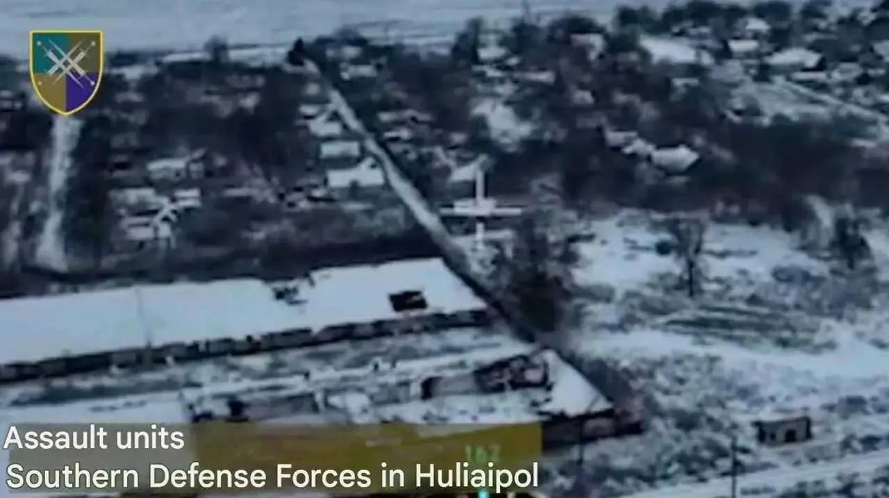 乌克兰军方人员在网上发布了一段视频，声称乌军反攻进入扎波罗热州的古利艾波列并进行