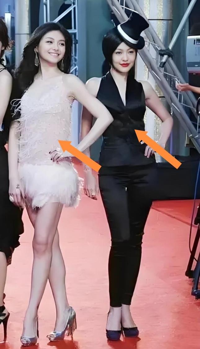 明明大S的腰腹线条比小S更偏直筒，没有妹妹那种标准S型曲线，可两姐妹同框时，永远