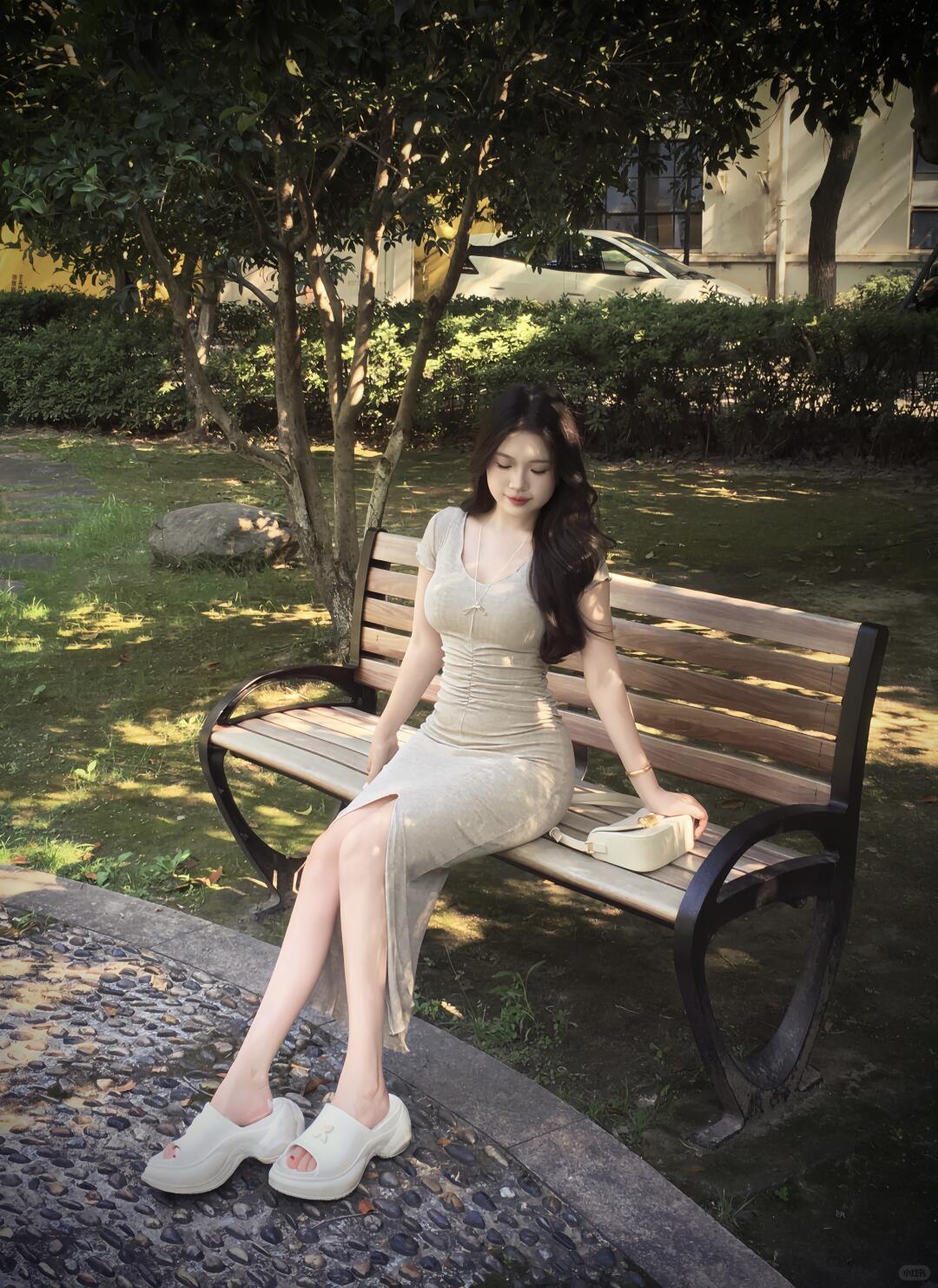 真正的美从不靠喧嚣的修饰，而是藏在恰到好处的松弛里。浅灰裙装如柔波裹身，勾勒出腰