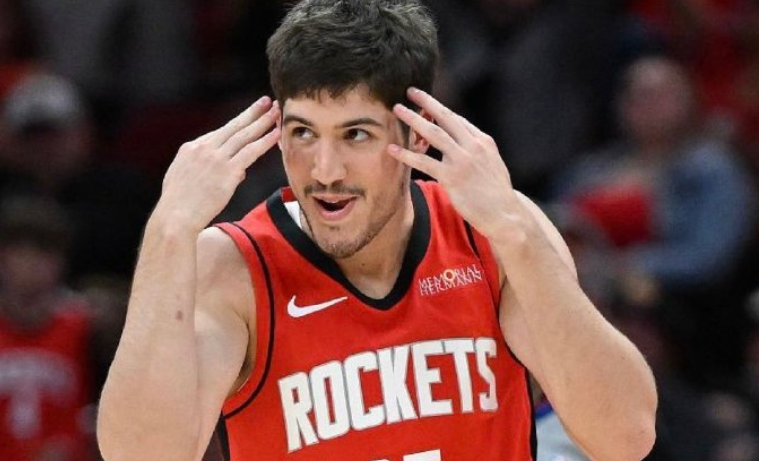 14分落后→122-115逆转！杜兰特搂着20岁新秀不放：他就是赢球唯一原因，背后抢断+底角三分封神