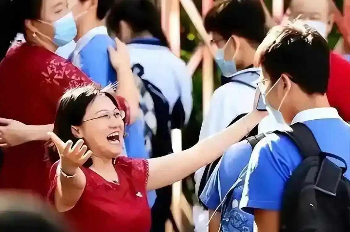 最近，很多家长在微信群里转发这条消息，说2027年国家要把高中纳入义务教育，取消