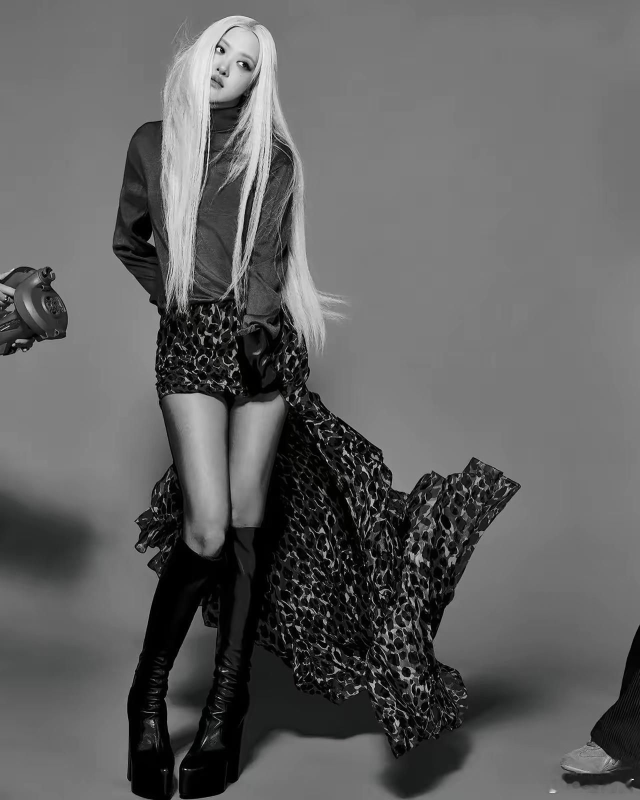 朴彩英MAMA最佳女soloRosé成为历史上首位在MAMA颁奖典礼上获得“年度