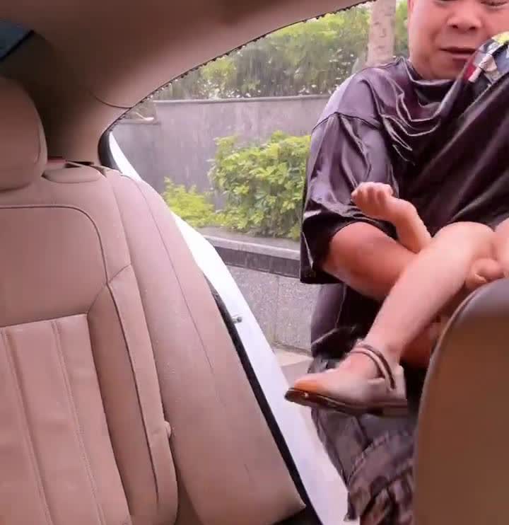 男子冒着大雨接女儿，这一幕真的太温馨了。外面下着倾盆大雨，这时男子急匆匆跑过