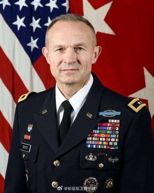 译文：突发新闻：你绝不会在战争进行得如火如荼之际，无缘无故地解雇你的陆军参谋长。