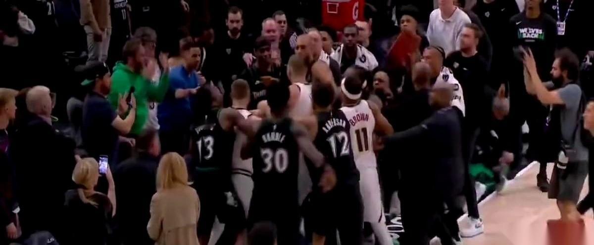 约基奇那个动作一出来，整个掘金替补席的空气都凝固了。去年打快船，戈登...