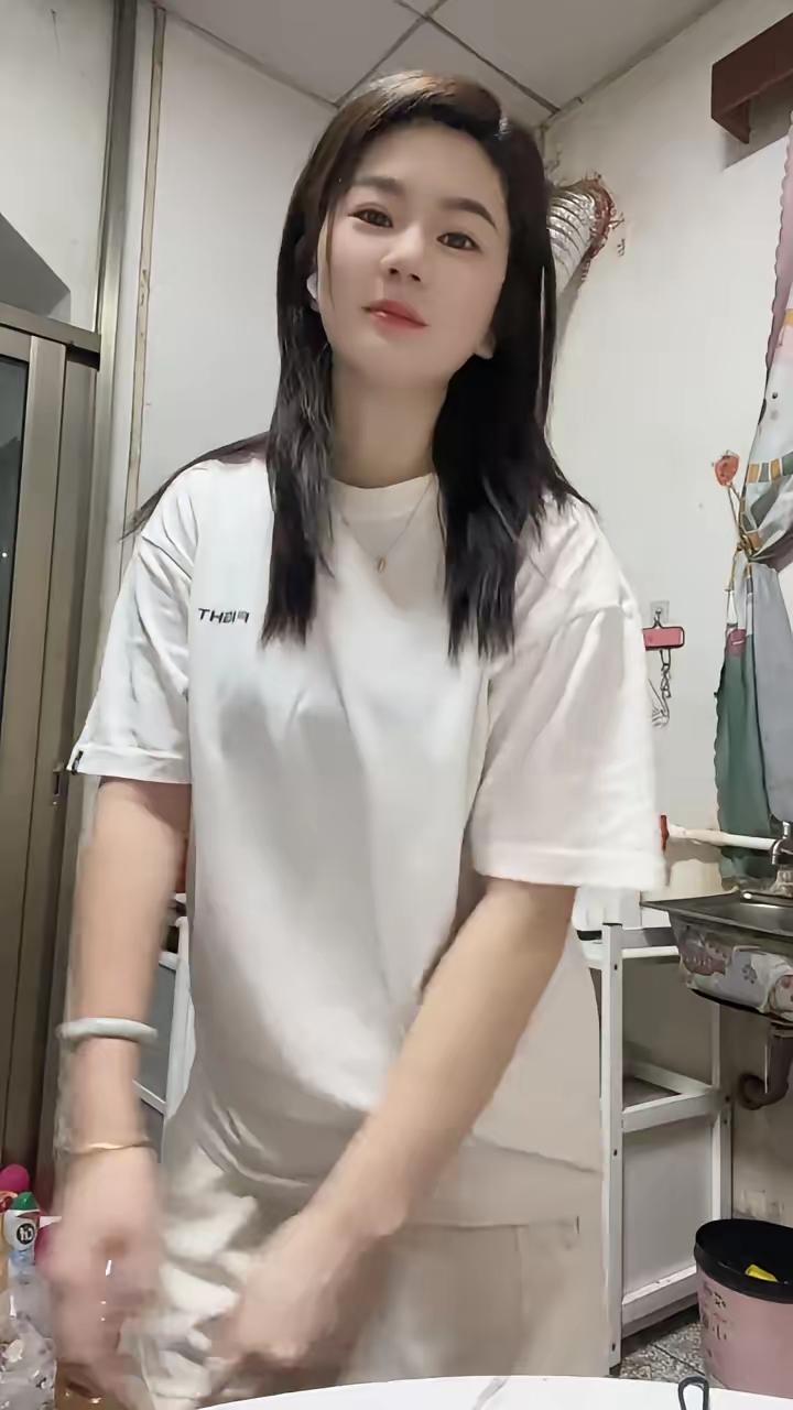 美女你就别开玩笑了，我不敢恭维出个价，把自己给买了这句话！是气话，还是本人的真