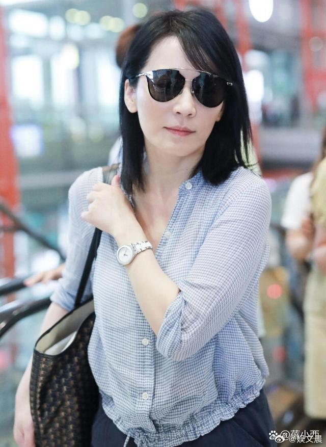 俞飞鸿换新锁骨发造型，衬衫搭配五分裤清爽耐看，中年女性照搬这套穿搭轻松减龄十岁。
