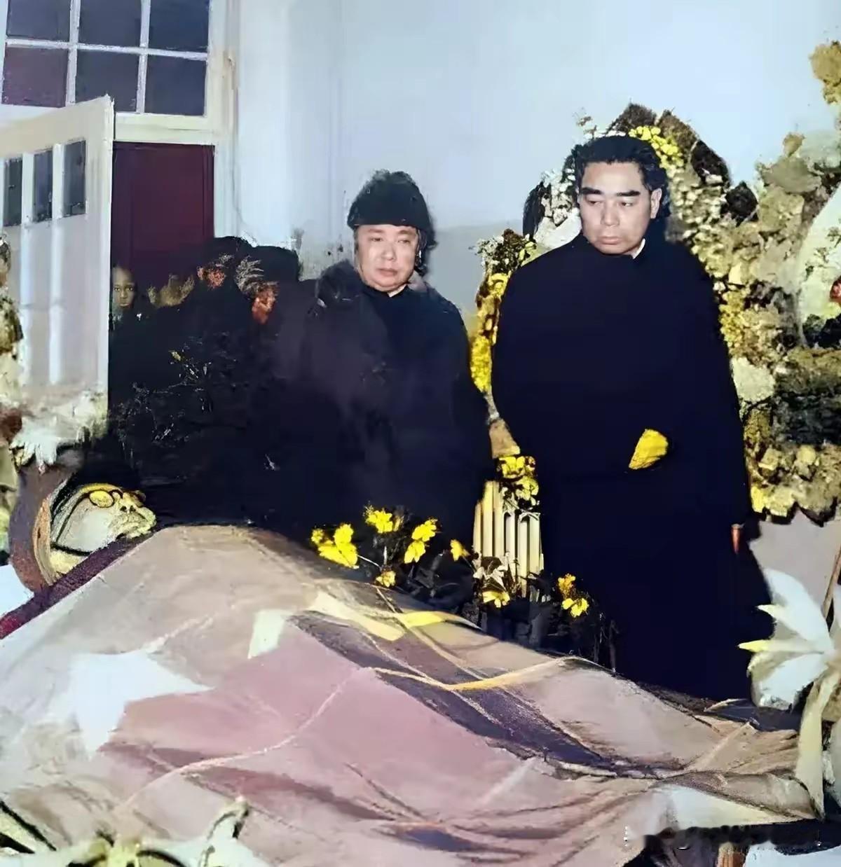 这张照片定格了李克农将军病逝后，周恩来总理与陈毅元帅沉痛吊唁的肃穆瞬间。李克农