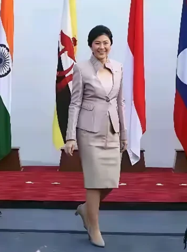 她，全球男人心中的女神，美貌在亚洲无人能敌，甚至超越了朱琳，气质更是出众。这么多