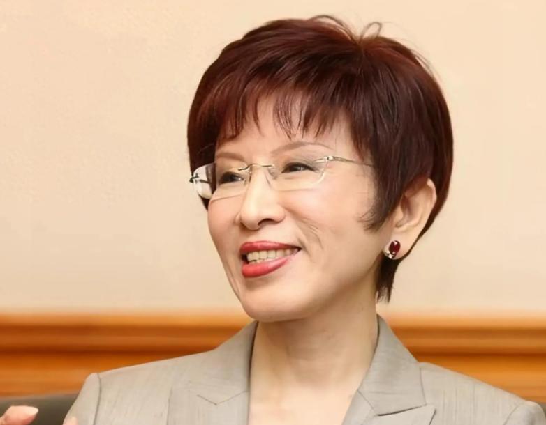 现在睁大眼睛看洪秀柱是个不折不扣的两岸问题模糊者，她到大陆时喊得很响亮，“我们都