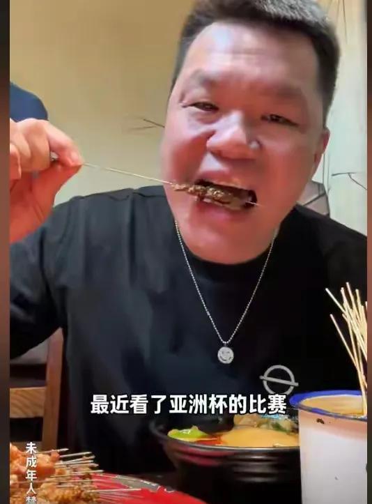 还得是朱芳雨，人家心真够大！徐杰的事已经闹得满城风雨，搅得昏天黑地！再看宏远总经