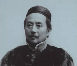 一次,辜鸿铭参加宴会,美国女人一脸鄙夷地看着辜鸿铭,上菜时,她故意用嘲讽
