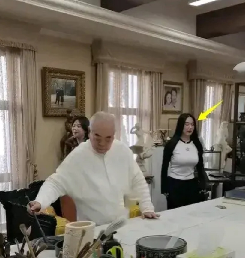 其实徐萌与范晓蕙不合早现端倪，也难怪这个年轻继母会将丈夫的亲生女儿屏蔽掉，能现身