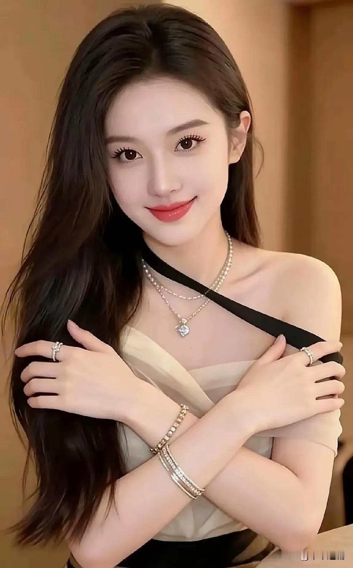 ✨黑带缠绕肩颈，叠戴的钻饰衬得眉眼明艳，一抹红唇笑靥里，藏着又甜又飒的魅力。