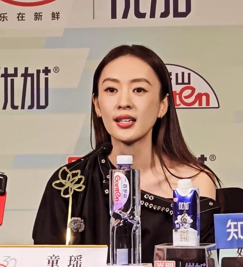 童瑶作为白玉兰评委采访环节透露，《三十而已2》将会在明年开拍，第一部江疏影是一
