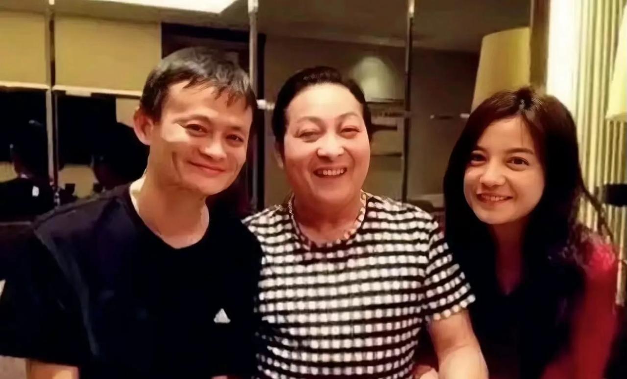 当年号称女版巴菲特的明星赵薇被北京法院被冻结1590万股权。赵薇磅上马云，当年嫁