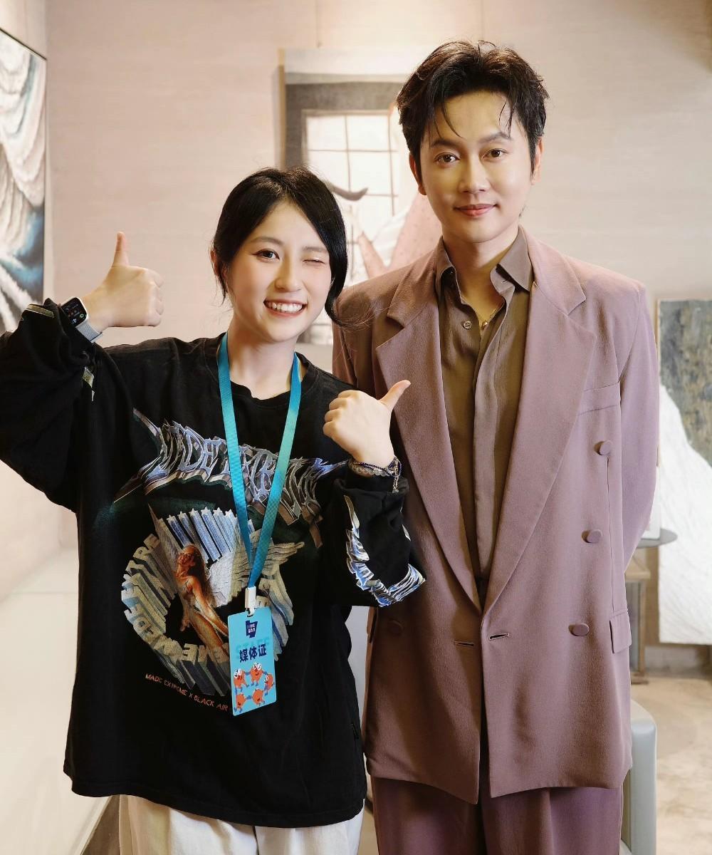 孟鹤堂人气爆棚不输郑好，女记者赞不绝口！昨日，德云社演员孟鹤堂，受邀参加青岛里
